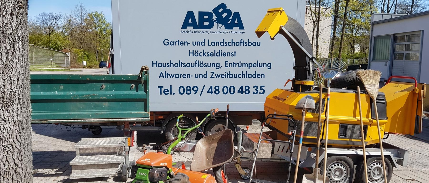 Verschiedene Gartengeräte vor einem Lkw mit ABBA Logo
